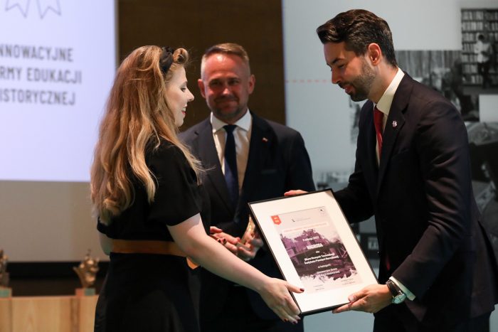 Adrianna Paradowska, zastępca dyrektora BNT IPN, odbierająca nagrodę w kategorii „Innowacyjne formy edukacji historycznej”