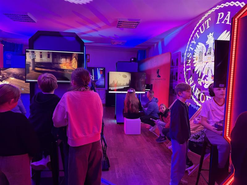 Biuro Nowych Technologii IPN w polskiej szkole w Paryżu